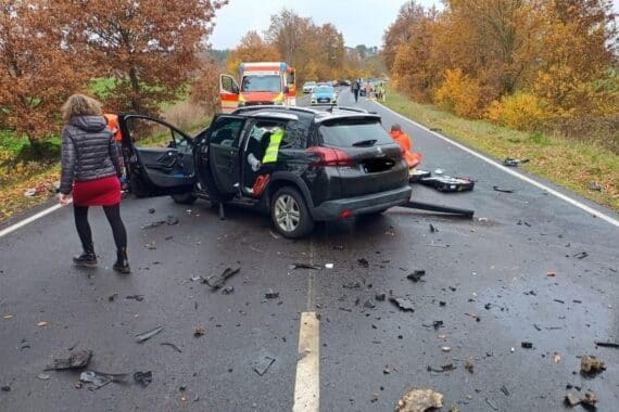 Schwerer Verkehrsunfall mit Rettungswagen und Verletzten auf Landesstraße 355 bei Waldmohr.