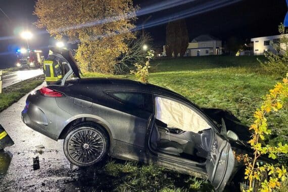 Schwerer Verkehrsunfall mit verletzten Personen, winterliche Bedingungen, Polizei und Unfallfahrzeug sichtbar.
