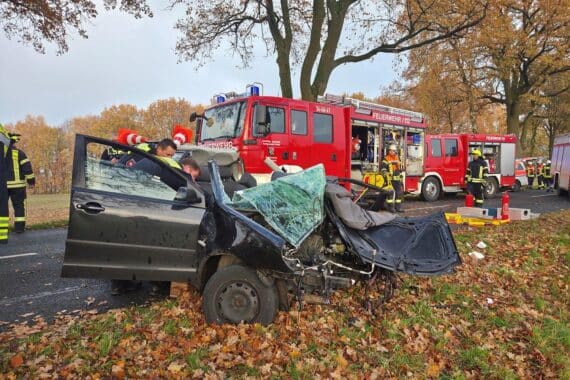 Verunfallter VW Polo gegen Baum, Feuerwehr im Einsatz, schwer verletzter Fahrer.