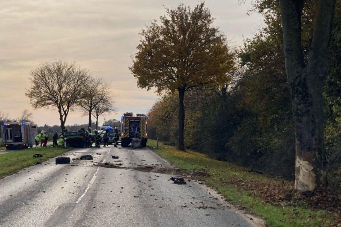 Schwerer Unfall in Moers: Auto prallt gegen Baum
