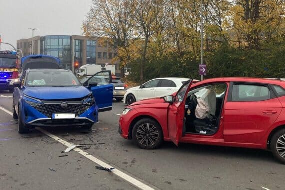 Verkehrsunfall in Monheim: zwei Verletzte, beschädigte Autos und Polizei vor Ort.
