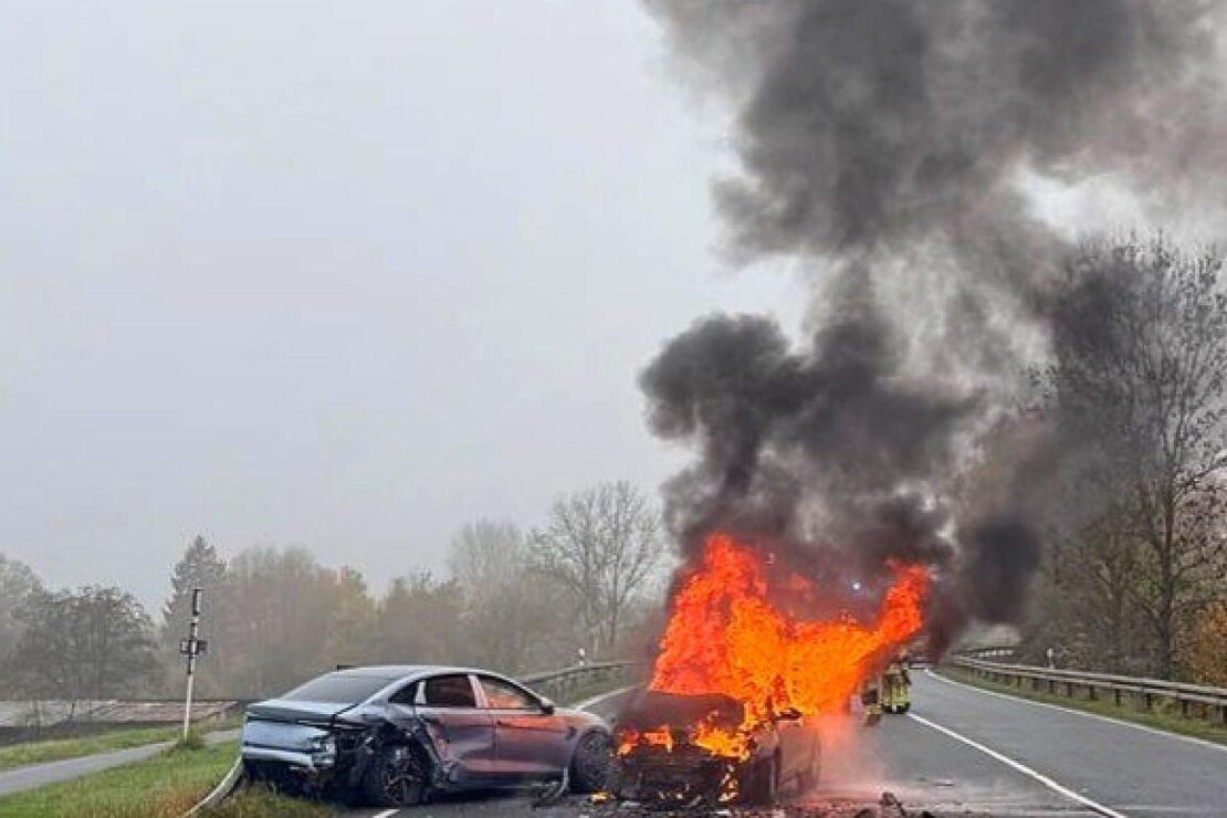 Schwerer Unfall mit brennendem Auto auf Wilhelmshavener Friesendamm