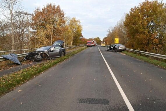 Rettungskräfte befreien Verletzte nach Verkehrsunfall, Feuerwehr im Einsatz, Kreisstraße gesperrt.
