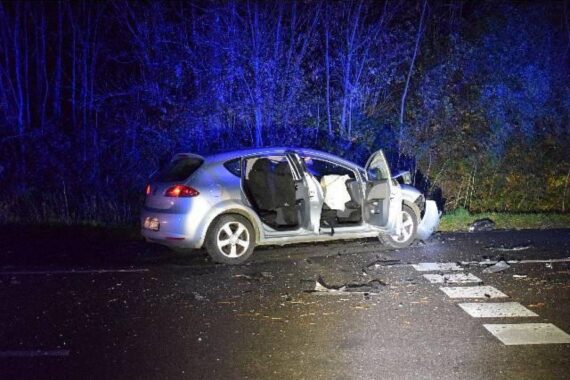 Zwei beschädigte Autos nach Verkehrsunfall auf der B65, Rettungskräfte und Polizei vor Ort.