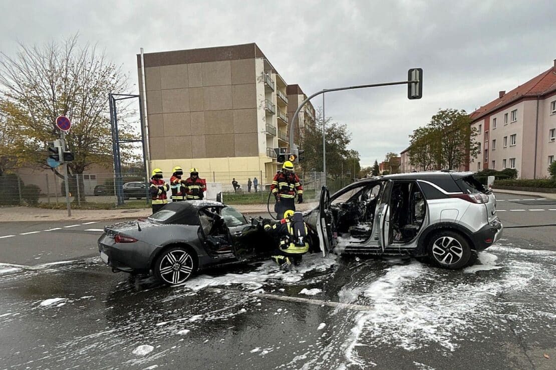 Schwerer Verkehrsunfall mit Fahrzeugbrand in Arnstadt