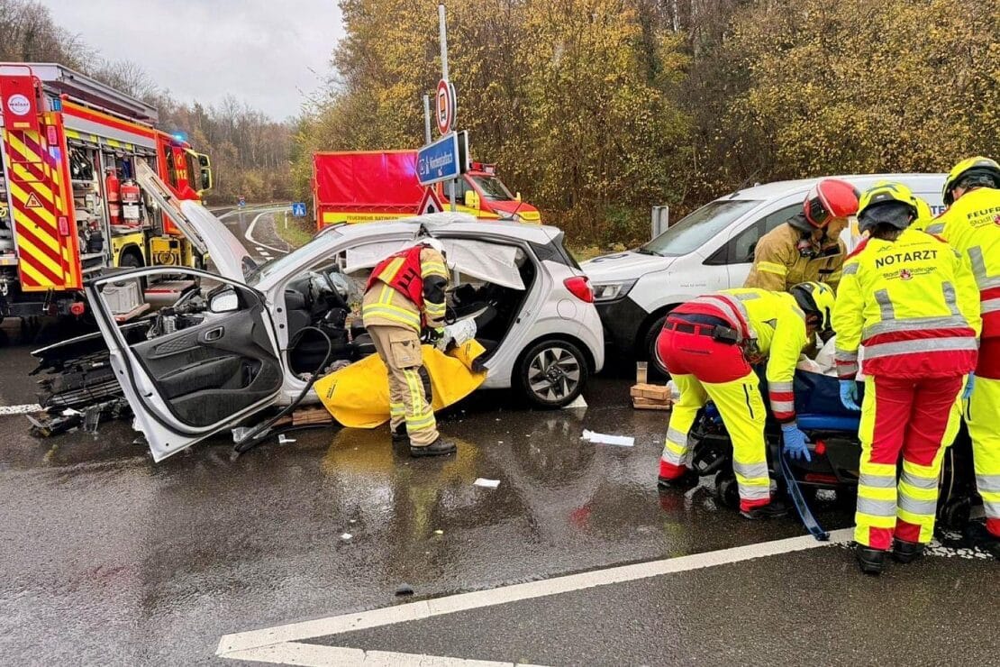 Schwerer Verkehrsunfall mit drei Autos in Ratingen