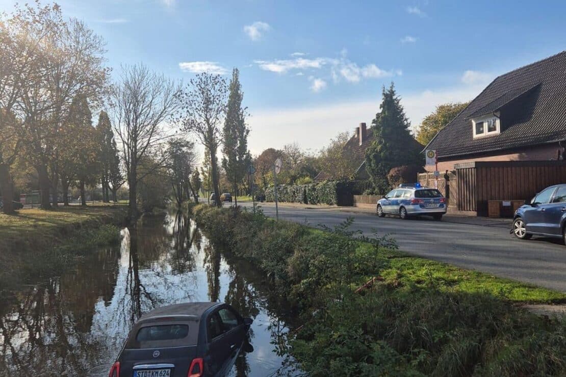 Seniorin nach Unfall in Jork aus Auto im Wasser gerettet