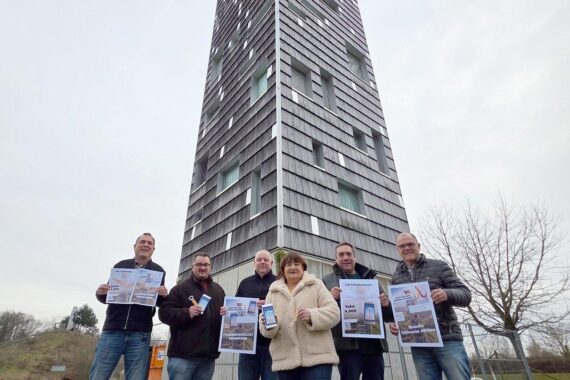 Himmelsstürmer-Turm mit Spendenaktion, Fenster, Souvenirs und weihnachtlichem Markt-Setting in Schwäbisch Gmünd.