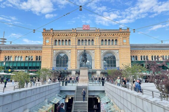 Fahrgäste am Hauptbahnhof Hannover, Busse im Schienenersatzverkehr wegen Bauarbeiten auf Stadtbahnlinien.