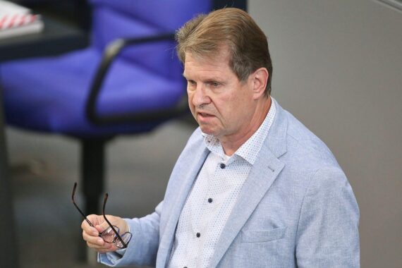 Ralf Stegner fordert Transparenz von Kulturstaatsminister Weimer über Mediengeschäfte und politische Verantwortung.