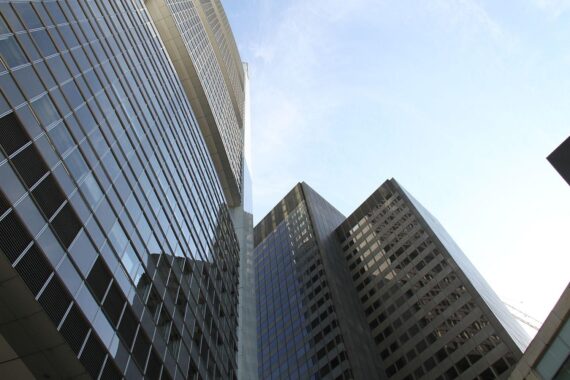 Hochhäuser von Banken, Symbol für Regulierung, Finanzwesen und Unterstützung kleiner Kreditinstitute.