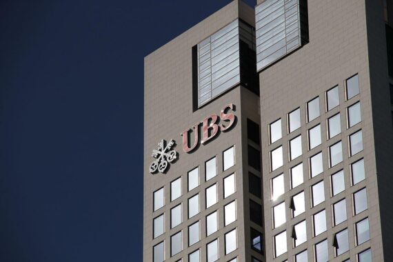 UBS überträgt Pensionsverpflichtungen an Deutsche Betriebsrenten Holding, größte Transaktion in Deutschland.