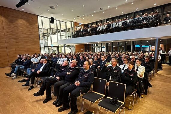 Fortbildung für Feuerwehrführungskräfte: Vorträge, Austausch, neue Fahrzeuge im Welterbesaal, Uhldingen-Mühlhofen.