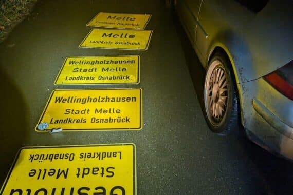 Polizisten bei Kontrolle entdecken vier Ortsschilder aus Melle im Kofferraum eines VW.