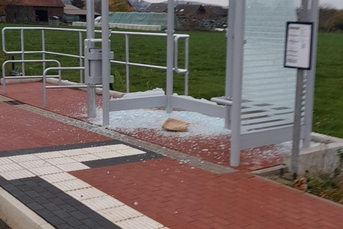 Vandalismus an brandneuen Buswartehäuschen in Bückeburg