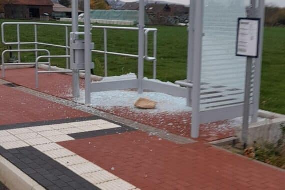 Zerstörte Buswartehäuschen in Bückeburg, Vandalenakte sichtbar, ungemütliches Warten für Fahrgäste.