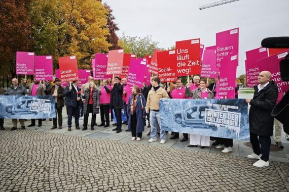 Frank Werneke kritisiert Unternehmerverband wegen AfD, betont historische Verantwortung und Demokratieförderung.