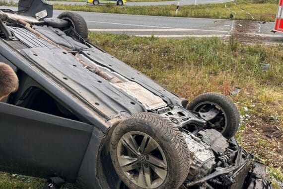 Verunglückter VW Golf auf Autobahn, Polizeiabsperrung, Einsatzkräfte am Unfallort.