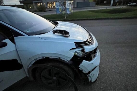 Unfall im Kreisverkehr: Kleintransporter kollidiert mit Pkw, Vorfahrt missachtet. Policenhinweis.