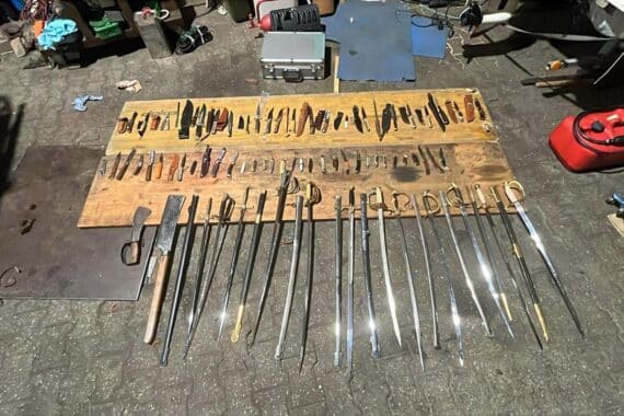 Waffenlager mit Langwaffen, Kurzwaffen und verfassungsfeindlichem Symbol in Solingen entdeckt.