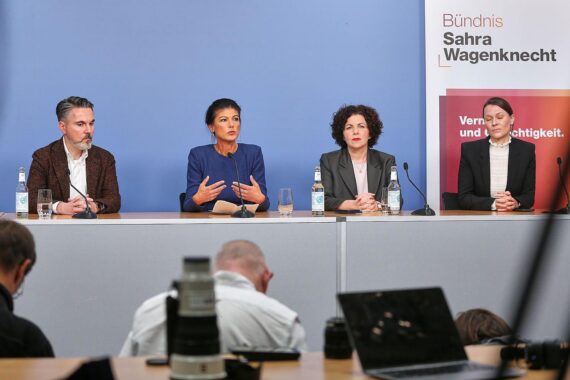 Sahra Wagenknecht verkündet Rückzug, Neuerungen in der Parteispitze, Wahlkampfvorbereitungen angekündigt.
