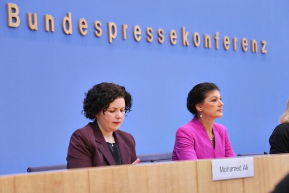 Wahlprüfungsausschuss weist Einsprüche gegen Bundestagswahl zurück; Entscheidung über Neuauszählung abgelehnt.