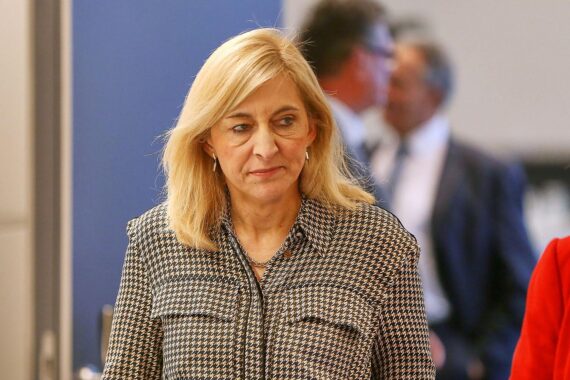 Nina Warken zeigt sich erleichtert über höhere Darlehen für Pflegeversicherung im Bundestag.