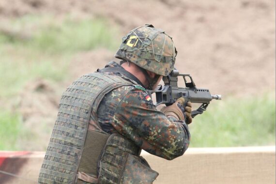 Bundeswehr-Soldat mit G36-Gewehr, Symbol für aktuelle Wehrdienstdebatte und Rekrutierungsziele in Deutschland.