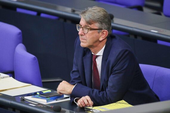 Wolfram Weimer übergibt Firmenanteile an Treuhänder zur Vermeidung von Interessenkonflikten.