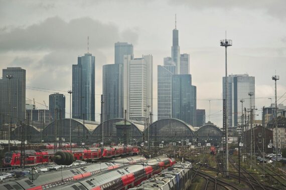 Wolkenverhangene Skyline von Frankfurt am Main, milder Tag mit Nebel und Temperaturen zwischen 6-10 Grad.