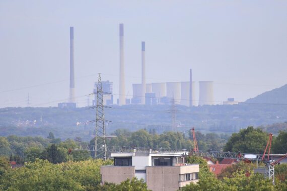 Ruhige Herbstszene im Ruhrgebiet mit Wolken, milden Temperaturen und herbstlichen Farben.