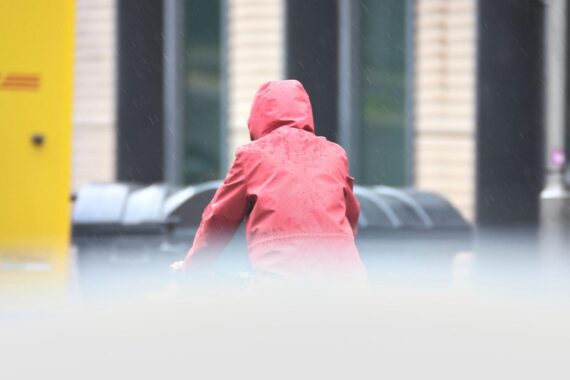 Mann mit Kapuze bei frostigem Wetter, symbolisch für die kalten Temperaturen in Rheinland-Pfalz.