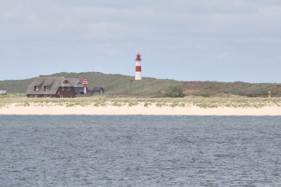 Leuchtturm bei stürmischem Wetter, bewölkt mit Regenmöglichkeiten an der Nordsee.
