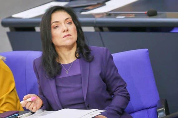 Katherina Reiche diskutiert wirtschaftliche Herausforderungen und Rentenreform mit Fokus auf junge Generation.