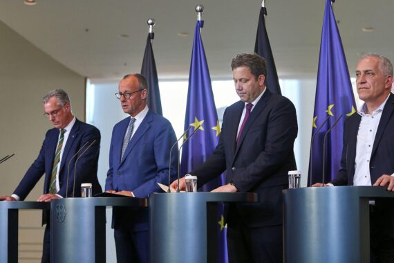 Brandenburgs Ministerpräsident Woidke fordert Planungssicherheit und Schutz für die Stahlindustrie beim Gipfel.