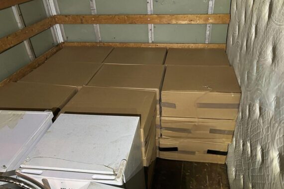 Kartons mit Zigaretten in einem Kleintransporter, Zollfahndungsamt entdeckt Schmuggelware.