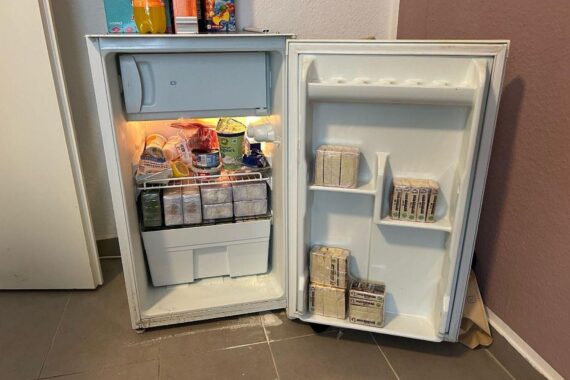 Kühlschrank voller Drogen, als Dubai-Schokolade getarnt; Zollfahndung sichert Beweismittel.