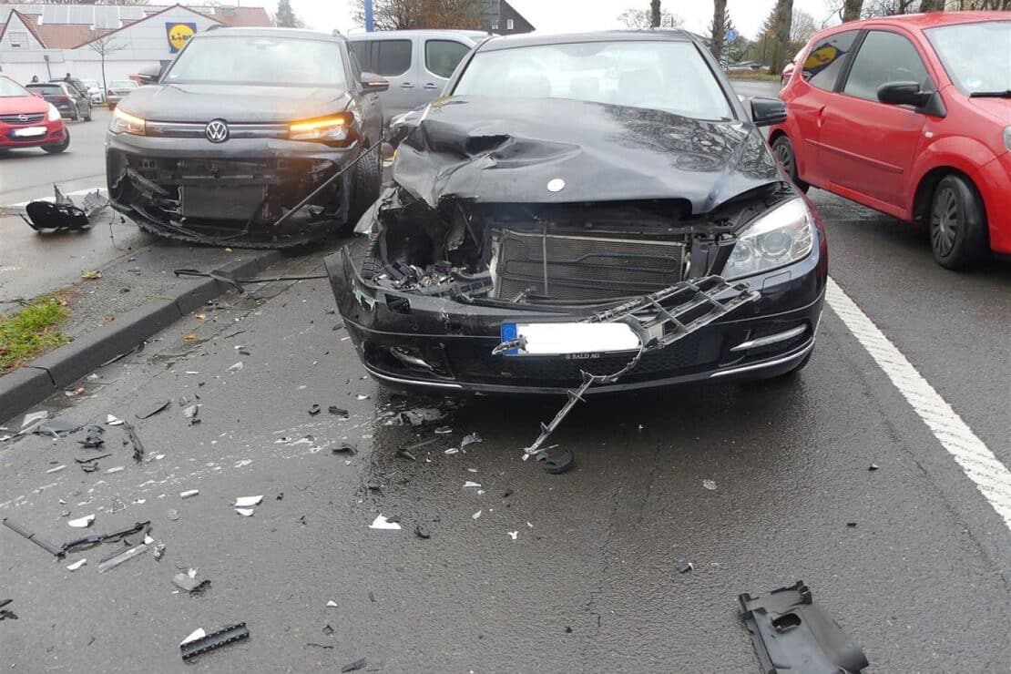 Zwei Autofahrer bei Unfall in Waldbröl verletzt