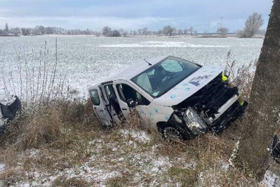 Zwei Verkehrsunfälle in Wilhelmshaven, verletzt: Autos, Baum, Polizei vor Ort, winterglatte Straßen.