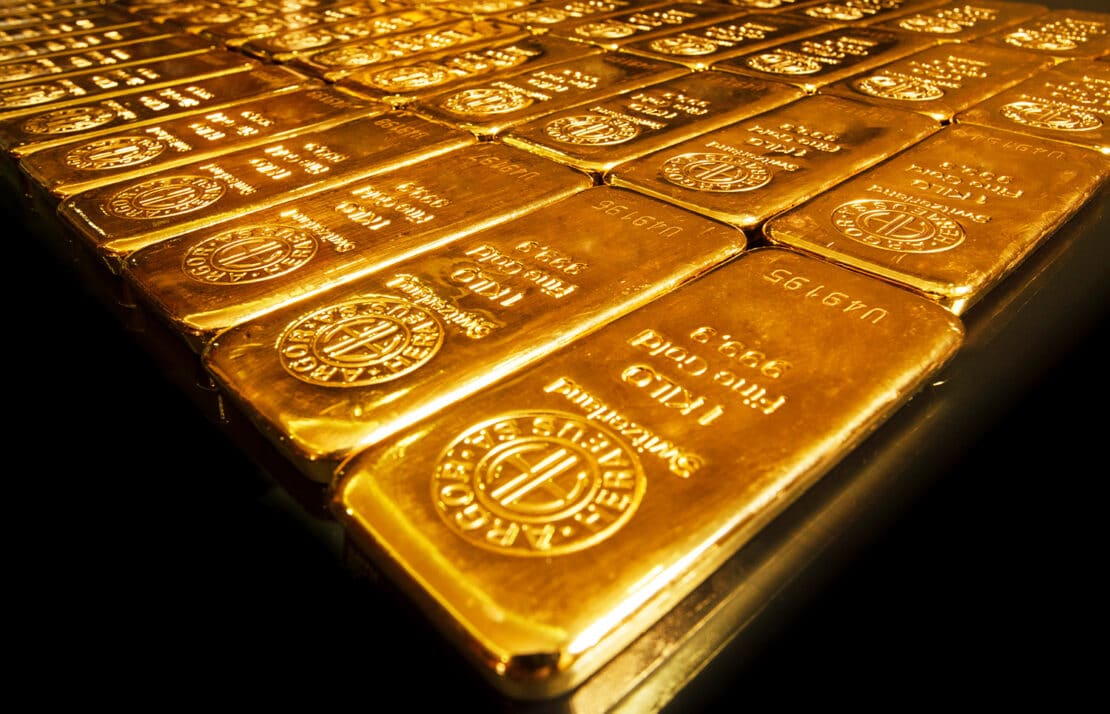 Geprägte Ein-Kilogramm-Goldbarren in Reihen