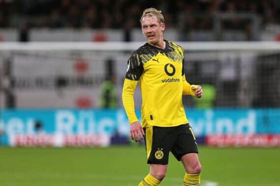 Julian Brandt feiert sein Tor gegen Hoffenheim im Bundesligaspiel für Borussia Dortmund.