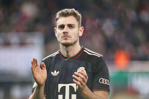 Bayern München jubelt nach 4:0-Sieg gegen Heidenheim mit Stanisic und Olise im Fokus.