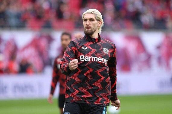 Robert Andrich jubelt nach Tor für Bayer Leverkusen im Spiel gegen den 1. FC Köln.