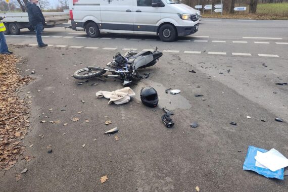 Motorradunfall auf Bundesstraße 3: 16-Jähriger verletzt, Pkw und Krad beschädigt.