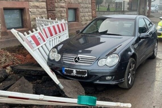 Polizei verfolgt gestohlenes Auto; Fahrer kollidiert mit Baustellenabsperrung und wird festgenommen.