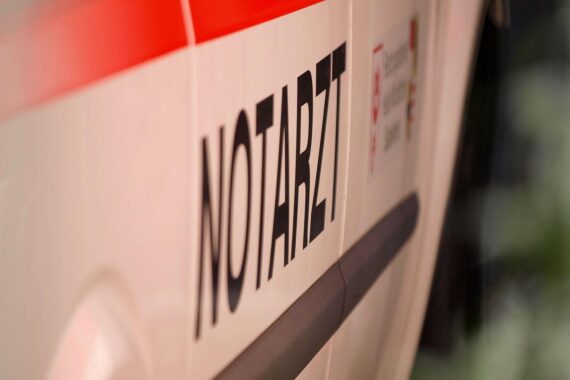 Verkehrsunfall: Notarzt, Polizei und Unfallauto neben Baum auf der B 44.