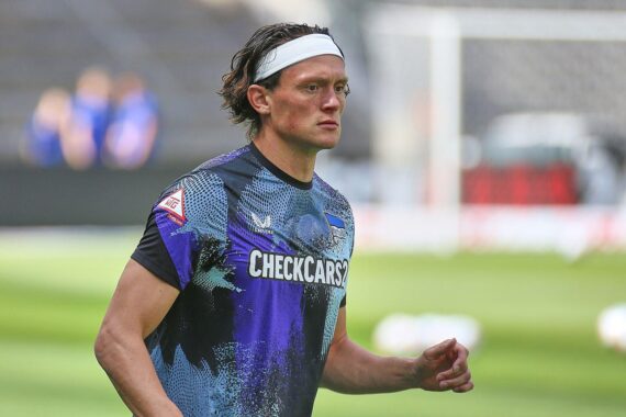 Intensive Fußballszene mit Spielern von Fürth und Hertha BSC im Kampf um den Ball.