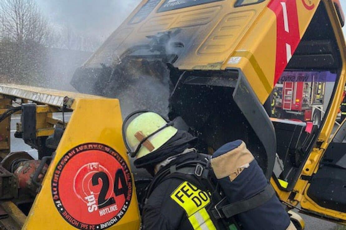 Abschleppwagen gerät auf A2 bei Dortmund in Brand