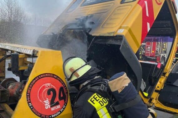 Abschleppwagen in Flammen auf der Autobahn, Feuerwehr löscht Brand, keine Verletzten.