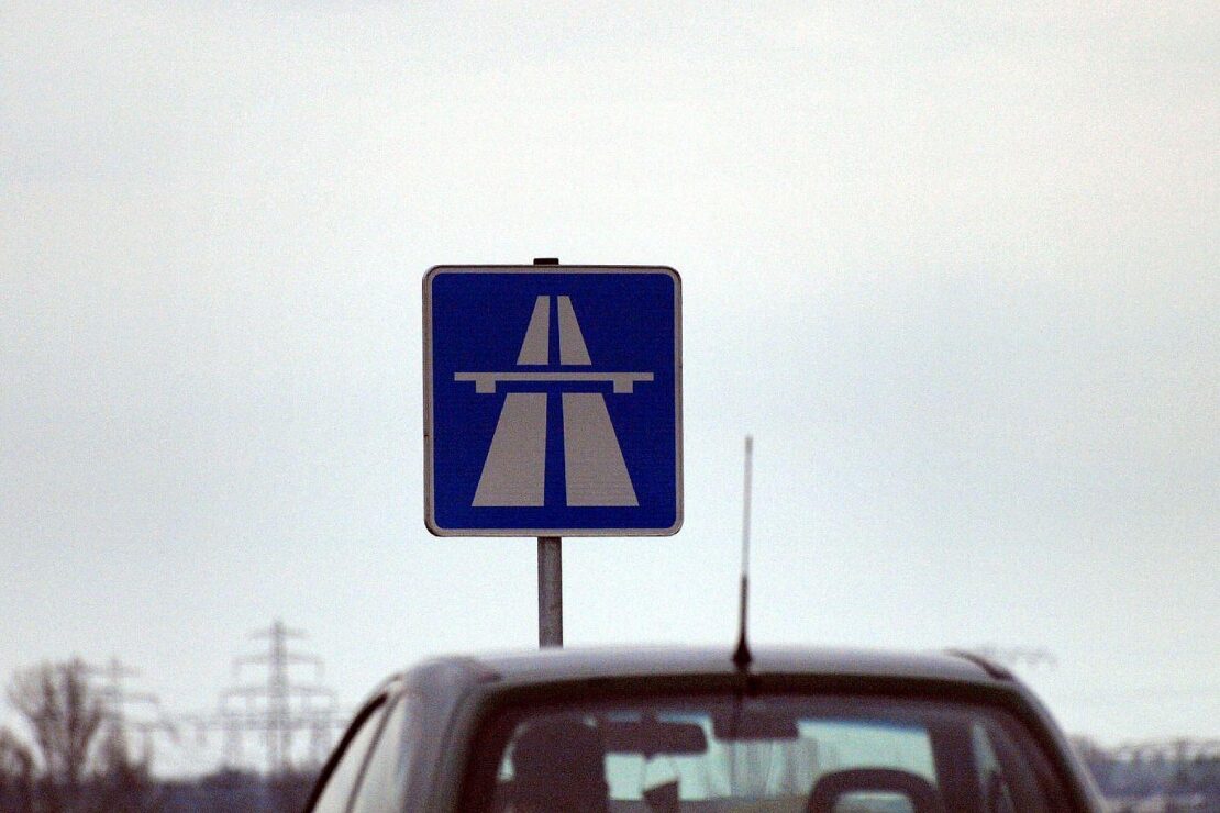 Acht Autos auf A96 bei Memmingen in Unfall verwickelt
